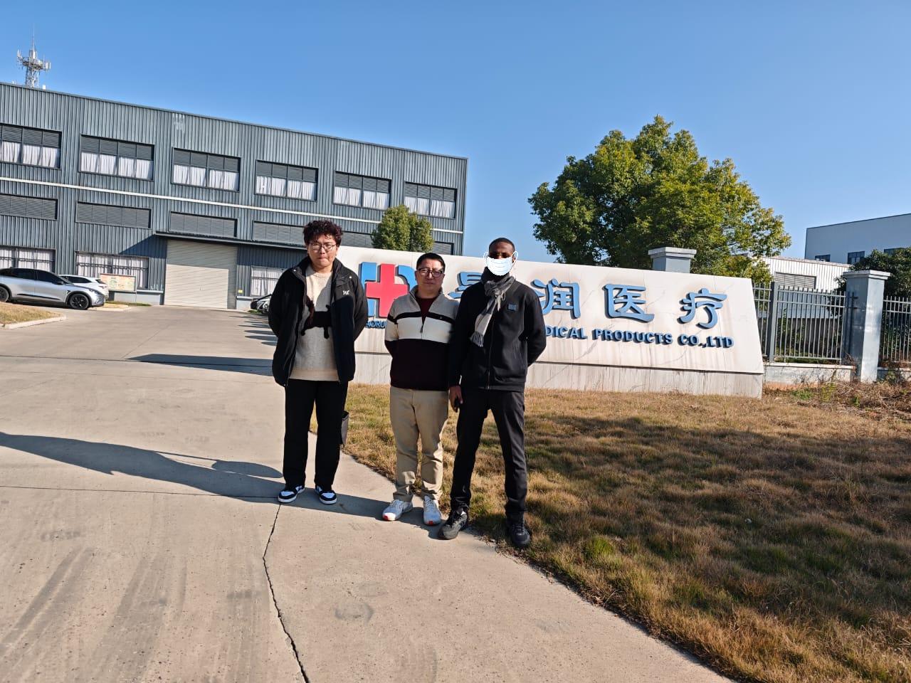 Il cliente africano visita la nostra fabbrica il 15 dicembre 2025: promuovere un potenziale di cooperazione approfondito