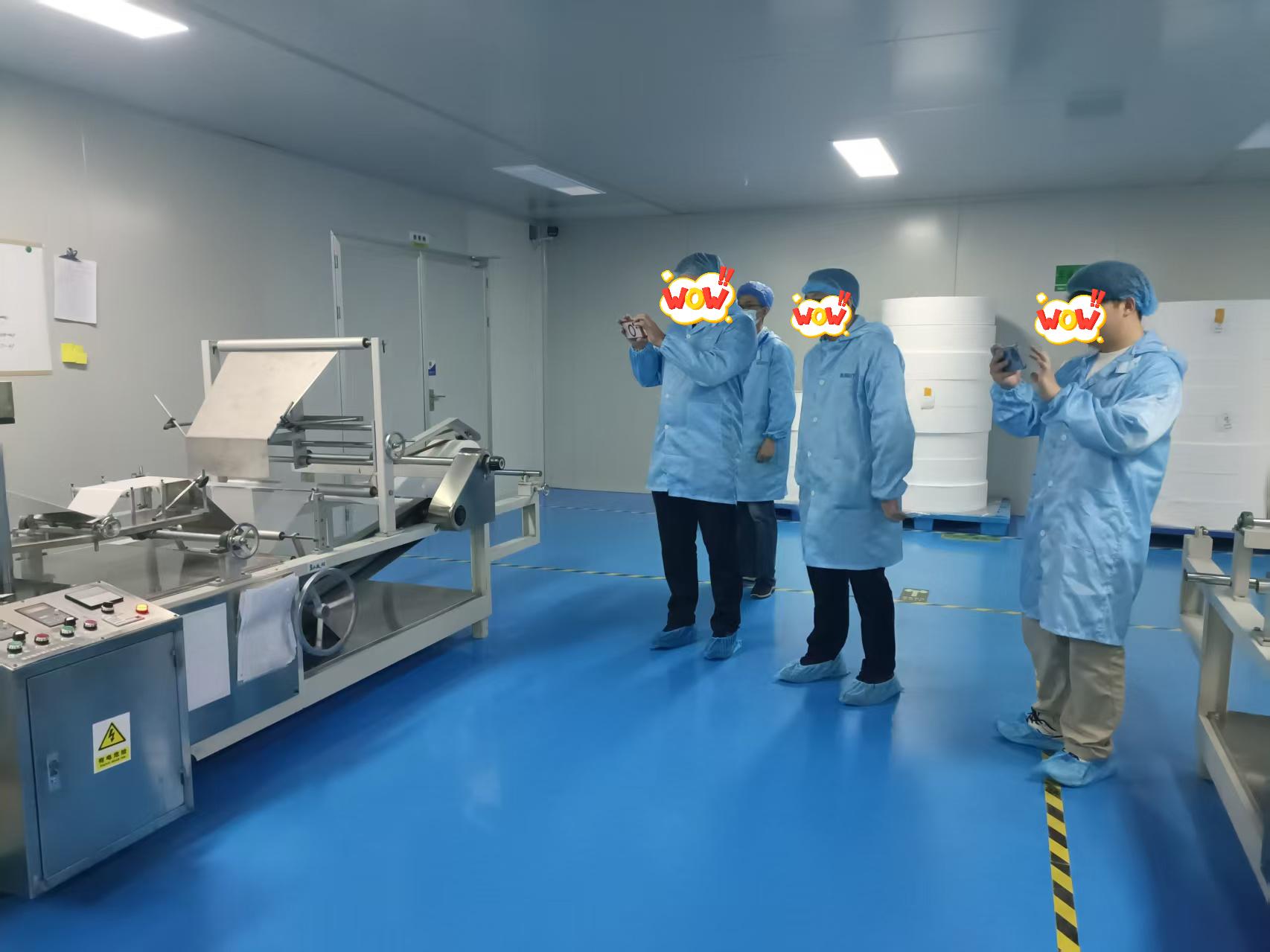 Il direttore degli acquisti del distributore europeo di prodotti per la salute degli animali di grandi dimensioni visita la nostra azienda per ispezione e negoziazione